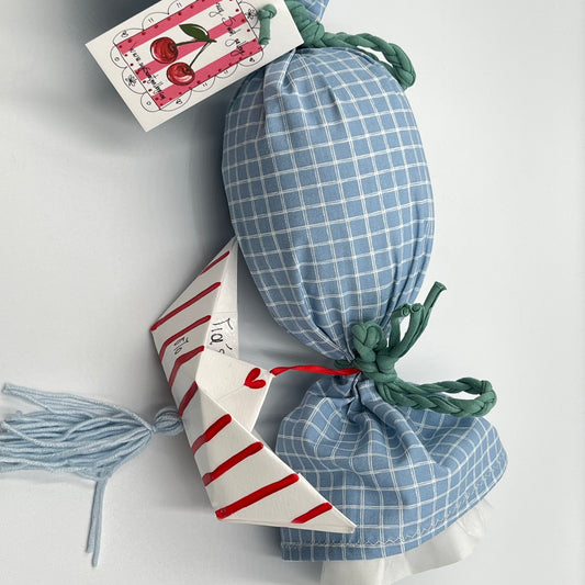 Σοκολατένιο Αυγό 240gr (Σοκολάτα Υγείας) με Βαμβακερό Ύφασμα & Χειροποίητο Καραβάκι - Ευχή