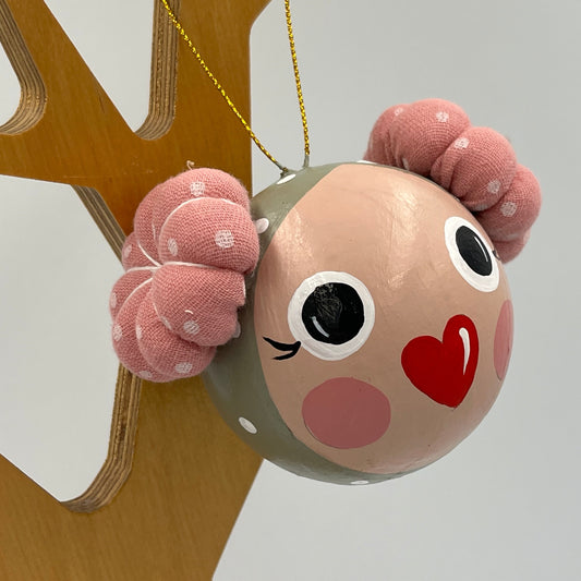 ΧΡΥΣΗΙΔΑ Χειροποίητη Μπάλα Στολισμού Κοριτσάκι με Υφασμάτινα Κοτσιδάκια