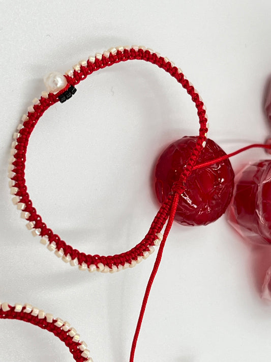 Μαρτάκι βραχιόλι μακραμέ με χάντρες στην πλέξη & μαργαριτάρι