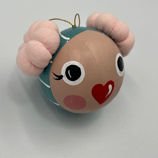 ΑΘΗΝΑ Χειροποίητη Μπάλα Στολισμού Κοριτσάκι με Υφασμάτινα Κοτσιδάκια