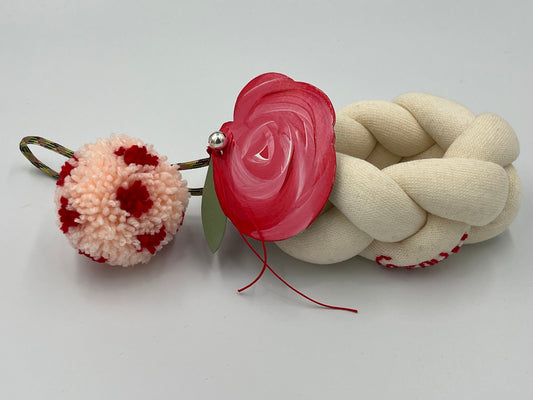 Γούρι Πλεξίδα Υφασμάτινο με Λουλούδι – “Φτου... σκόρδα”