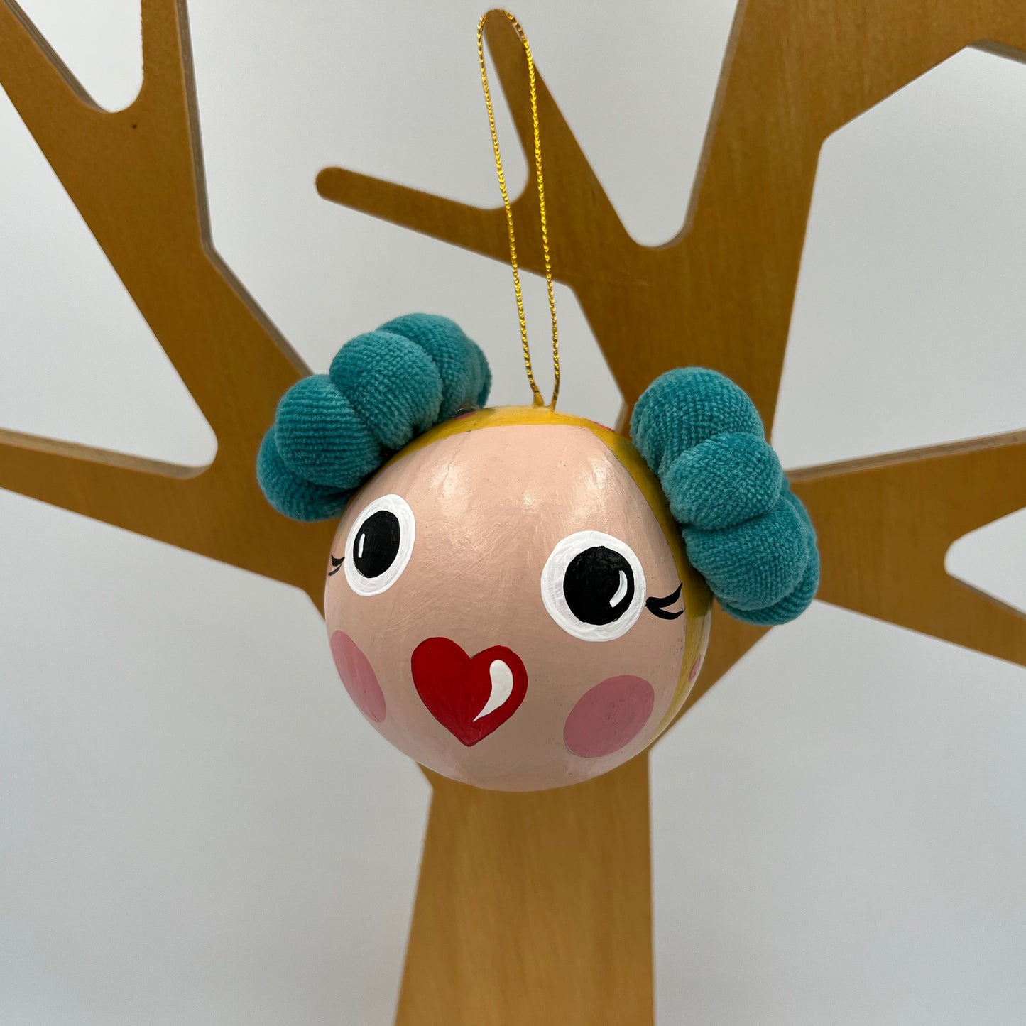 ΦΑΙΔΡΑ Χειροποίητη Μπάλα Στολισμού Κοριτσάκι με Υφασμάτινα Κοτσιδάκια