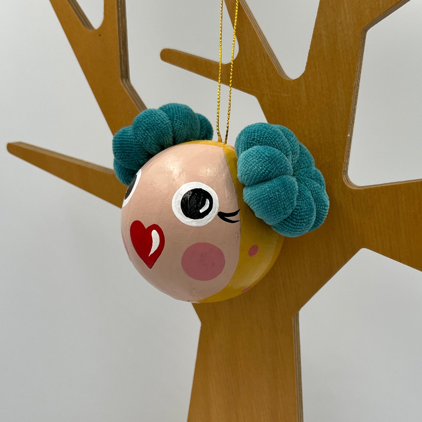 ΦΑΙΔΡΑ Χειροποίητη Μπάλα Στολισμού Κοριτσάκι με Υφασμάτινα Κοτσιδάκια