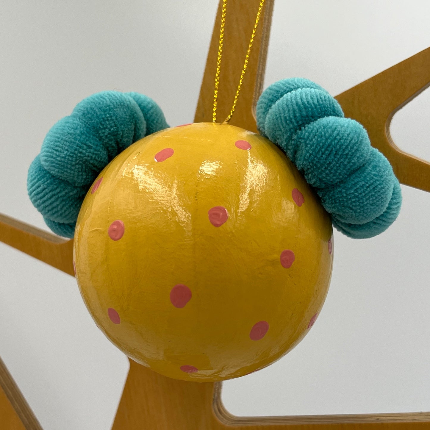 ΦΑΙΔΡΑ Χειροποίητη Μπάλα Στολισμού Κοριτσάκι με Υφασμάτινα Κοτσιδάκια
