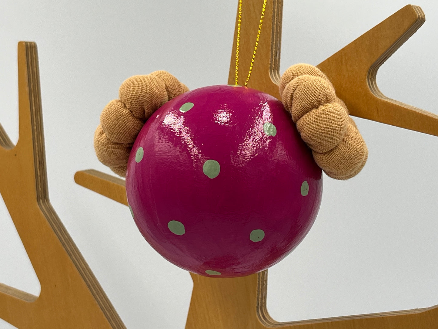 ΣΟΦΙΑ Χειροποίητη Μπάλα Στολισμού Κοριτσάκι με Υφασμάτινα Κοτσιδάκια