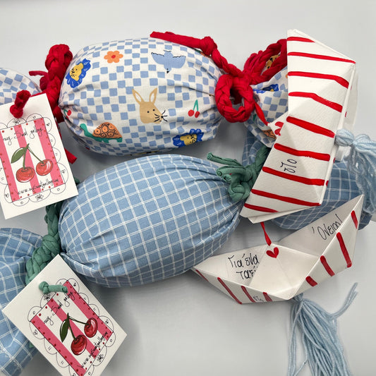 Σοκολατένιο Αυγό 240gr (Σοκολάτα Υγείας) με Βαμβακερό Ύφασμα & Χειροποίητο Καραβάκι - Ευχή