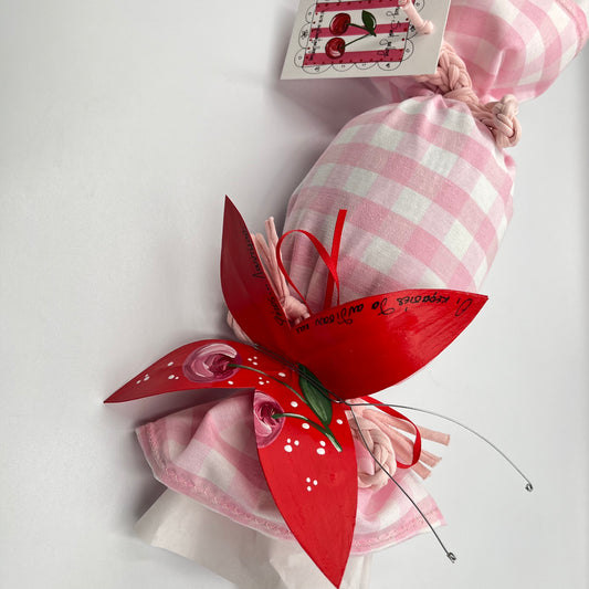 Σοκολατένιο Αυγό 240gr (Σοκολάτα Υγείας) με Βαμβακερό Ύφασμα & Χειροποίητη Πεταλούδα – Στιχάκι