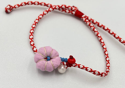 Μαρτάκι βραχιόλι με υφασμάτινο λουλουδάκι, μαργαριτάρι & χάντρες σε ροζ, κοραλί & πτι καρό