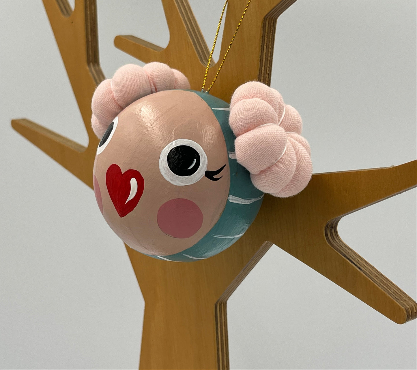 ΑΘΗΝΑ Χειροποίητη Μπάλα Στολισμού Κοριτσάκι με Υφασμάτινα Κοτσιδάκια