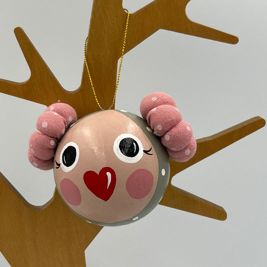 ΧΡΥΣΗΙΔΑ Χειροποίητη Μπάλα Στολισμού Κοριτσάκι με Υφασμάτινα Κοτσιδάκια