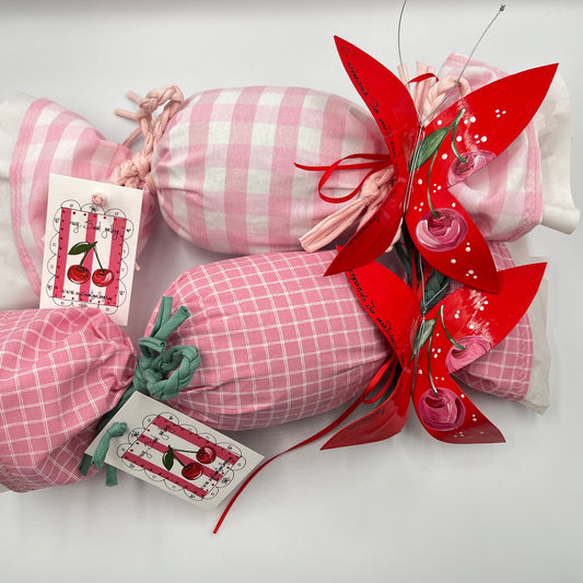 Σοκολατένιο Αυγό 240gr (Σοκολάτα Υγείας) με Βαμβακερό Ύφασμα & Χειροποίητη Πεταλούδα – Στιχάκι