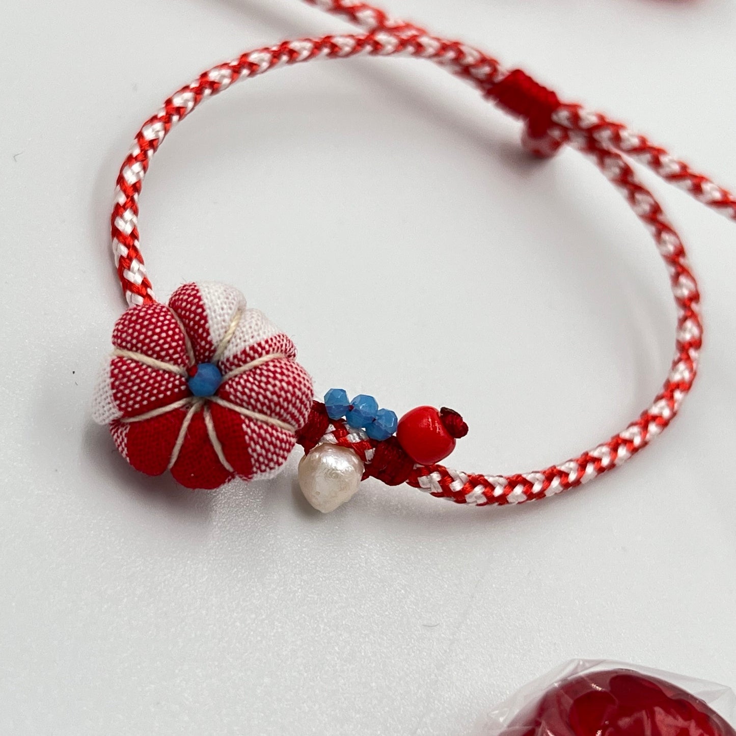 Μαρτάκι βραχιόλι με υφασμάτινο λουλουδάκι, μαργαριτάρι & χάντρες σε ροζ, κοραλί & πτι καρό