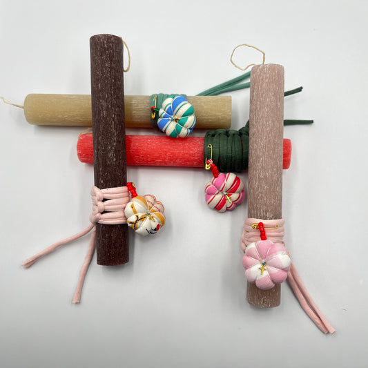 Ξυστή Λαμπάδα με Χειροποίητο Φυλαχτό Λουλουδάκι & Σταυρουδάκι