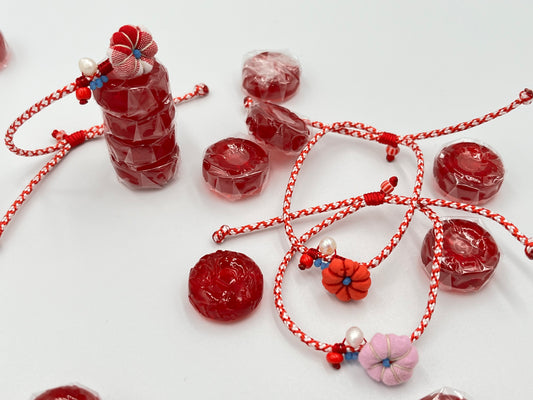 Μαρτάκι βραχιόλι με υφασμάτινο λουλουδάκι, μαργαριτάρι & χάντρες σε ροζ, κοραλί & πτι καρό