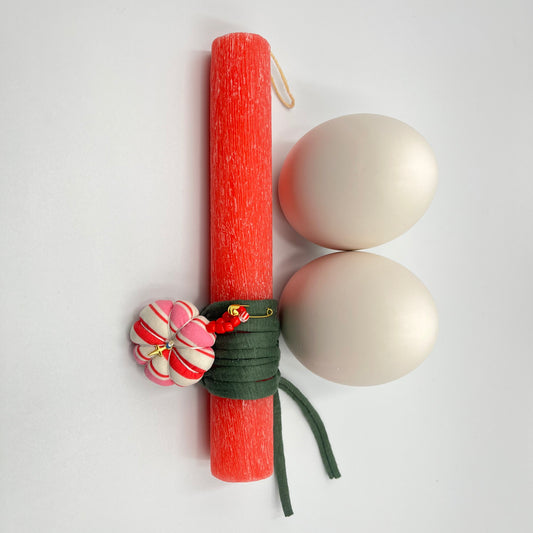 Ξυστή Λαμπάδα με Χειροποίητο Φυλαχτό Λουλουδάκι & Σταυρουδάκι