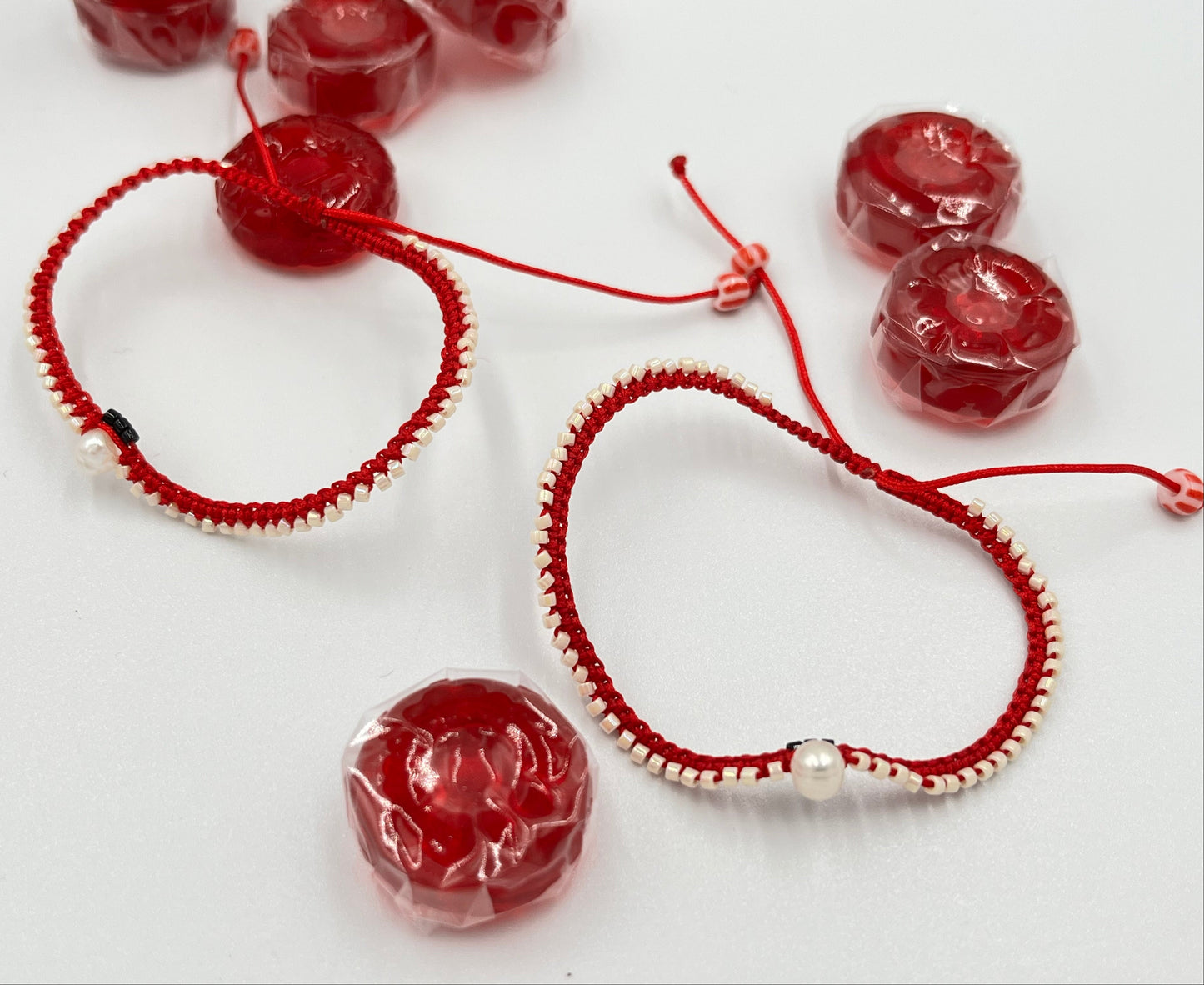 Μαρτάκι βραχιόλι μακραμέ με χάντρες στην πλέξη & μαργαριτάρι