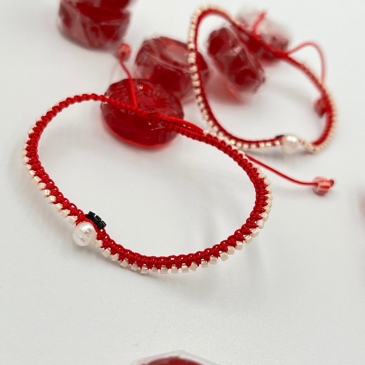 Μαρτάκι βραχιόλι μακραμέ με χάντρες στην πλέξη & μαργαριτάρι