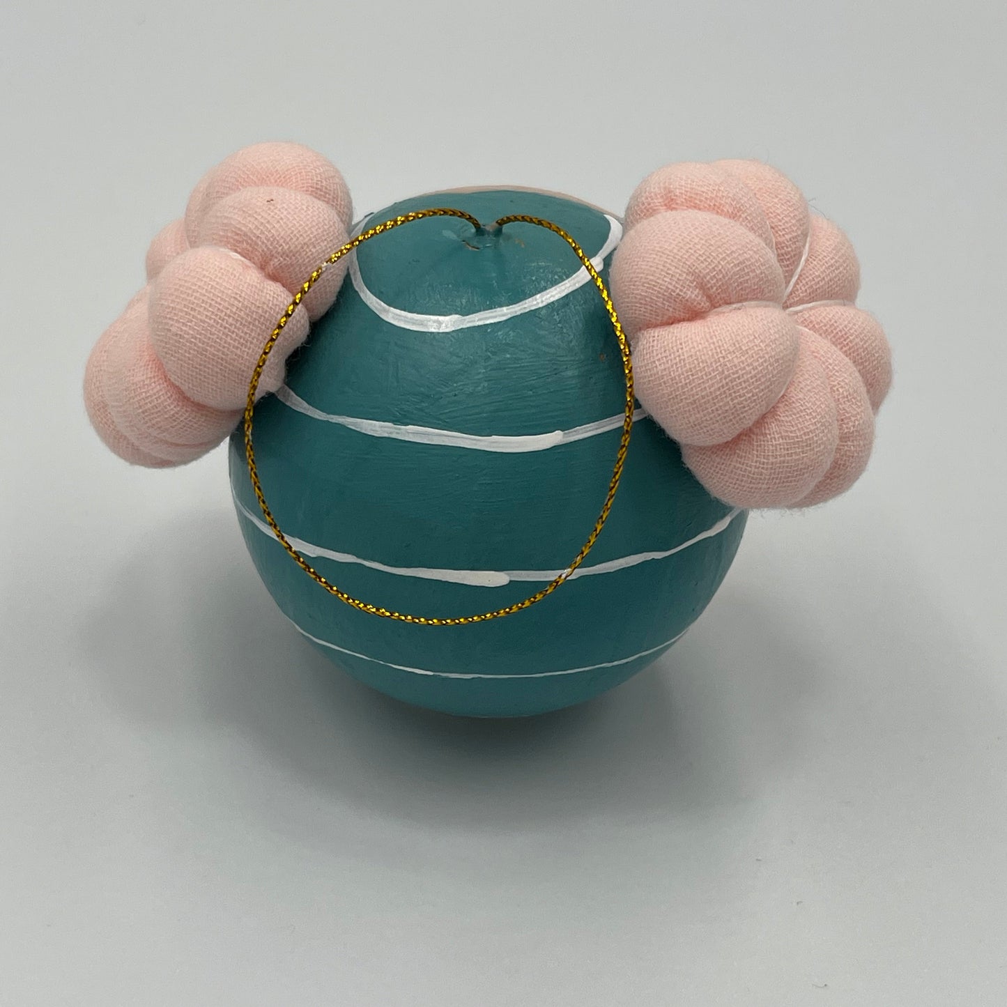 ΑΘΗΝΑ Χειροποίητη Μπάλα Στολισμού Κοριτσάκι με Υφασμάτινα Κοτσιδάκια