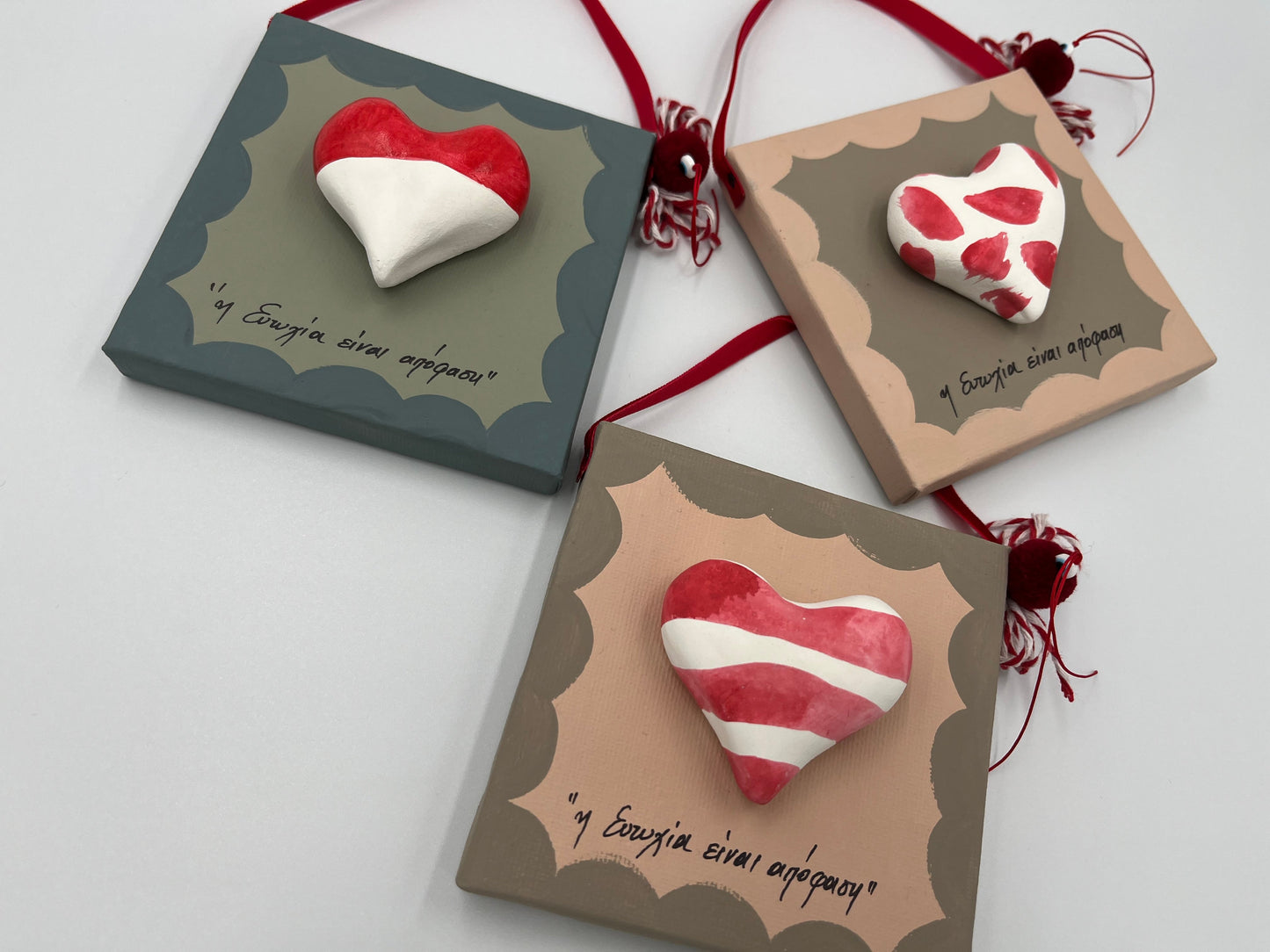 Καδράκι με Καρδιά από Πηλό & Βελούδινη Κορδέλα – “Η Ευτυχία Είναι Απόφαση” 3 Χρώματα