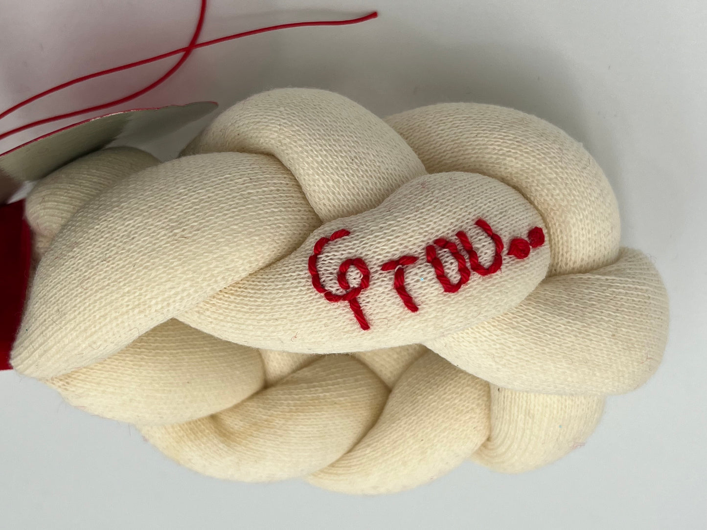 Γούρι Πλεξίδα Υφασμάτινο με Λουλούδι – “Φτου... σκόρδα”