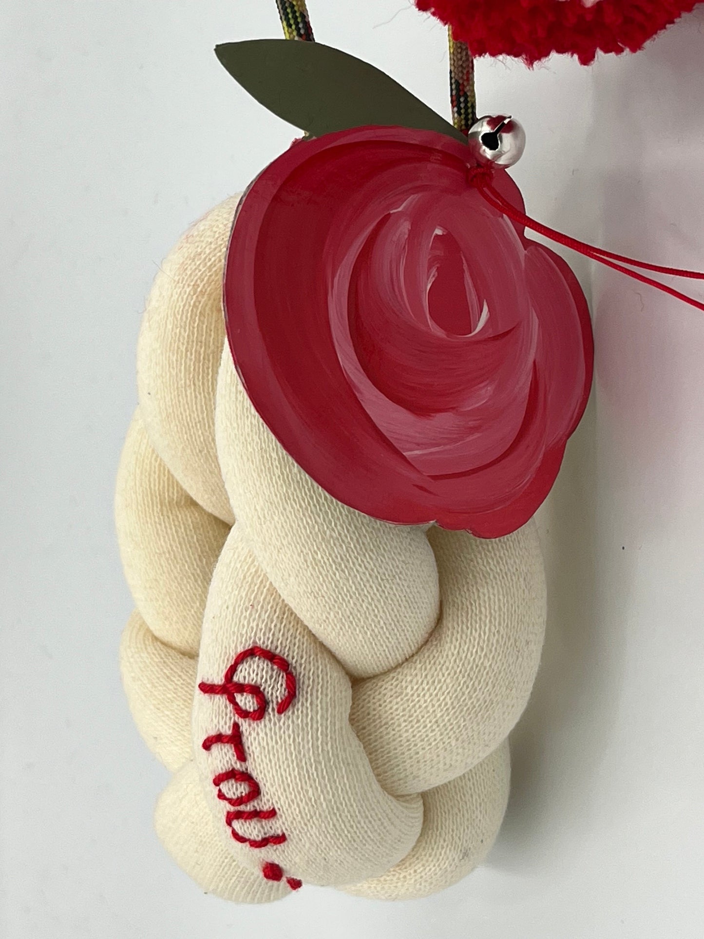 Γούρι Πλεξίδα Υφασμάτινο με Λουλούδι – “Φτου... σκόρδα”